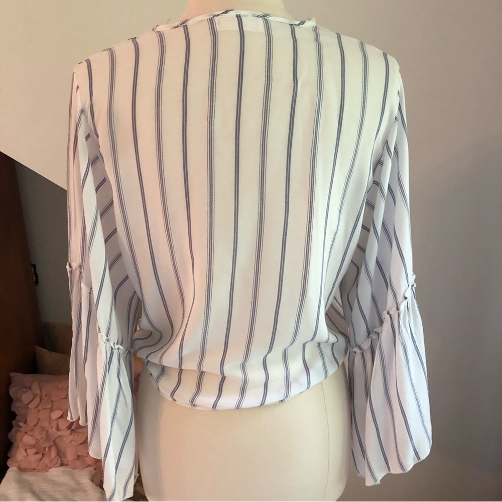 Lavender field blue & white top w/tie in the front & flare sleeve Size Medium - Picture 4 of 9